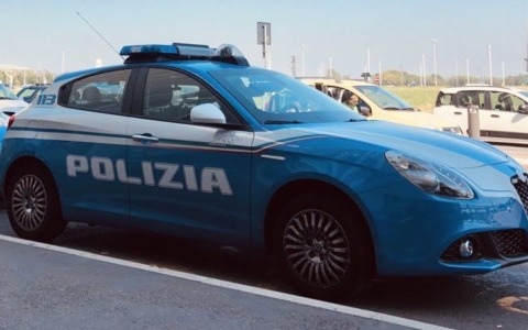 Ubriaco molesta il personale di una struttura sanitaria e tenta di aggredire gli agenti, in tasca aveva uno spray urticante
