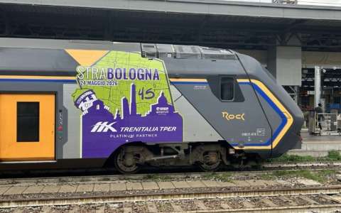 Un convoglio di Trenitalia-Tper girerà con la livrea dedicata alla ‘StraBologna’