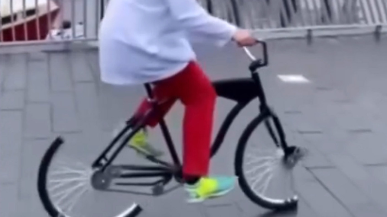 Un inventore ha dimostrato che una bici può andare anche con mezze ruote