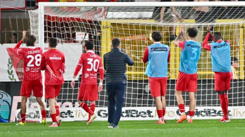 Un Monza spietato zittisce la Samp (e Marassi): 0-3 da urlo e primo posto almeno per una notte