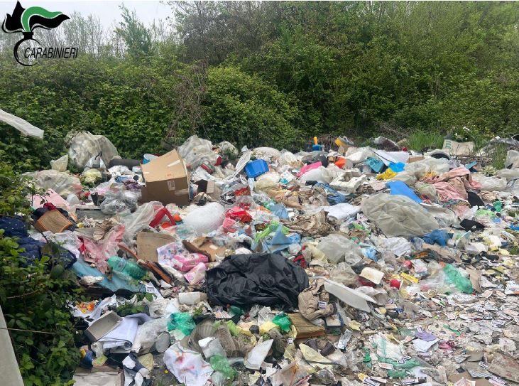 Un mucchio di rifiuti abbandonati in periferia, denunciato il responsabile