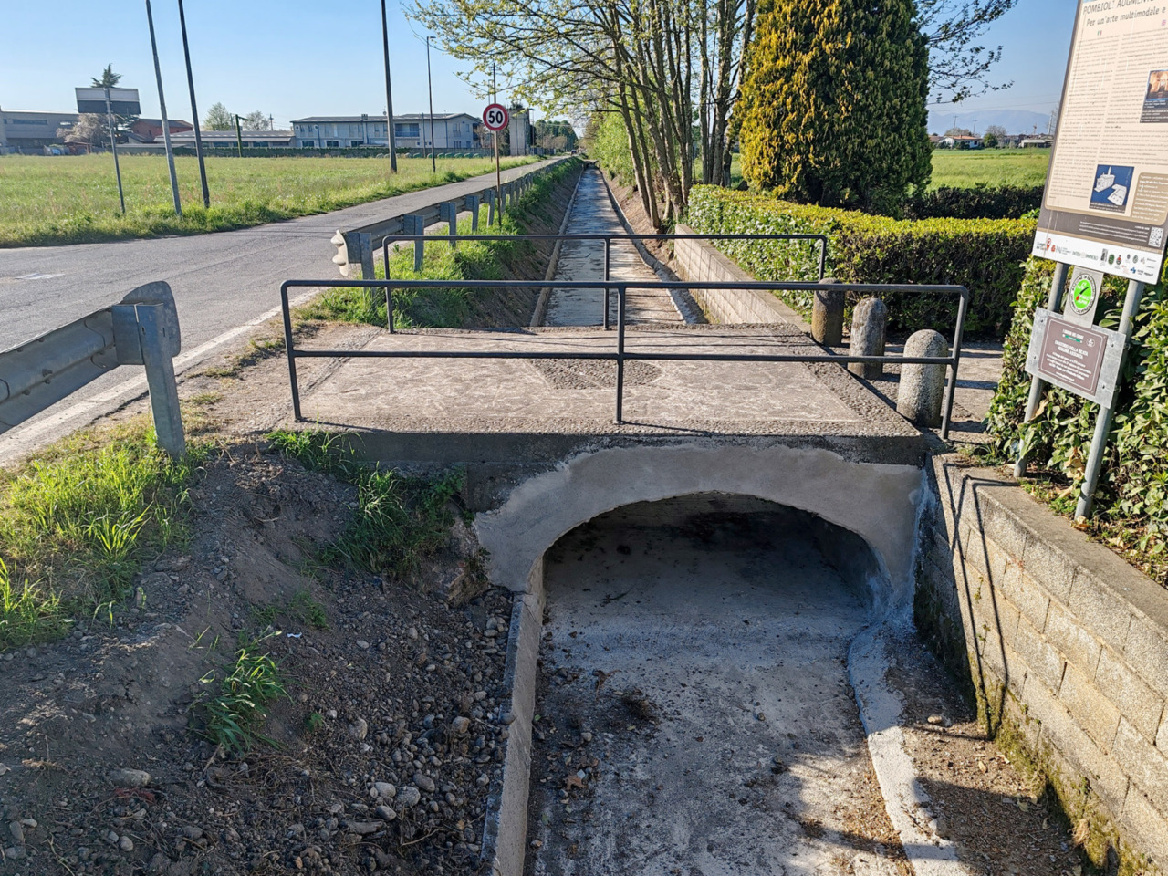Una “guscia” nel letto della roggia Babbiona per non disperdere l’acqua