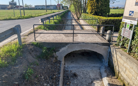 Una “guscia” nel letto della roggia Babbiona per non disperdere l’acqua