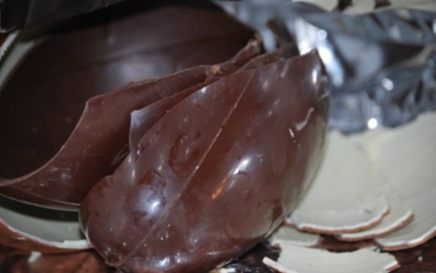 Uova di Pasqua richiamate: glutine non dichiarato sull’etichetta, rischio per celiaci e intolleranti