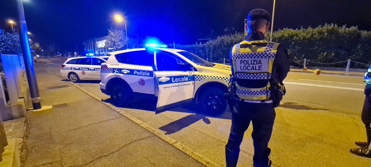 Urina sui carrelli della spesa e all’arrivo della Polizia locale prova ad aggredire gli agenti