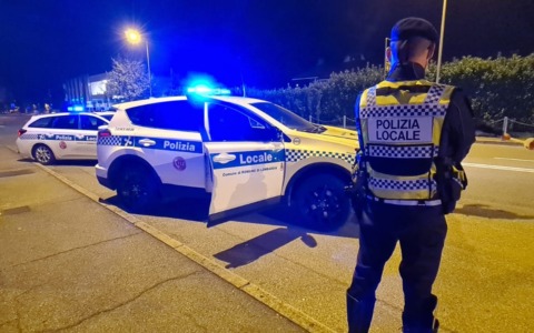 Urina sui carrelli della spesa e all’arrivo della Polizia locale prova ad aggredire gli agenti