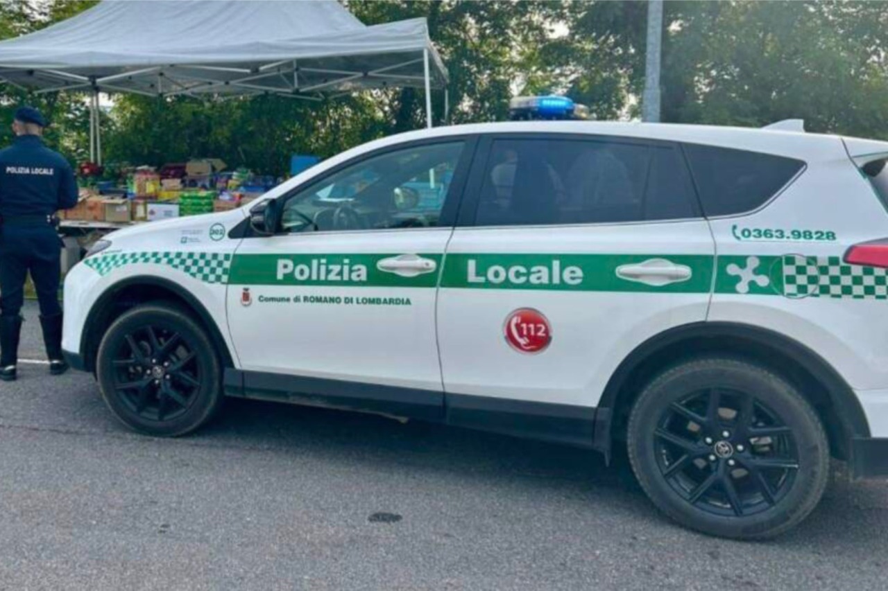 Urina sui carrelli e oppone resistenza alla polizia locale: denunciato a Romano