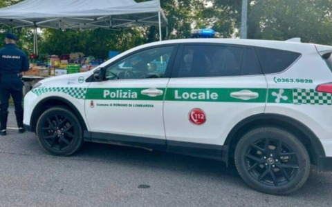 Urina sui carrelli e oppone resistenza alla polizia locale: denunciato a Romano