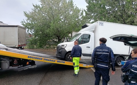 Usano camion frigorifero in leasing e non li restituiscono: incastrati dalla Polizia Locale