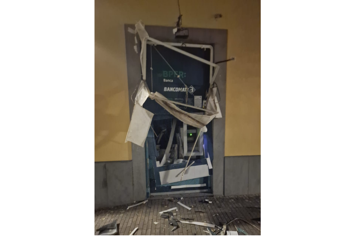 Varese Ligure, assalto al bancomat: due esplosioni all’alba, ladri in fuga