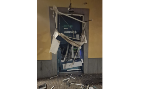 Varese Ligure, assalto al bancomat: due esplosioni all’alba, ladri in fuga