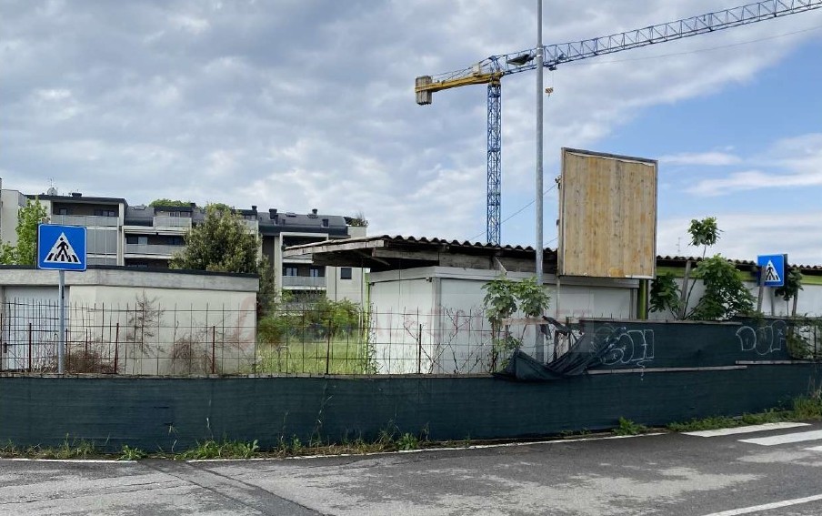 Venduto finalmente all’asta il terreno del Piano integrato incompiuto e della scuola “fantasma”