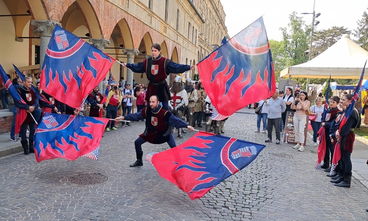 Vercellae Hospitales fa il pieno fra cortei, bandiere e duelli di cavalieri