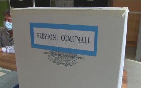 Verso le elezioni comunali di fine maggio: dal velluto alle palme ecco i 27 comuni al voto, i candidati e le liste