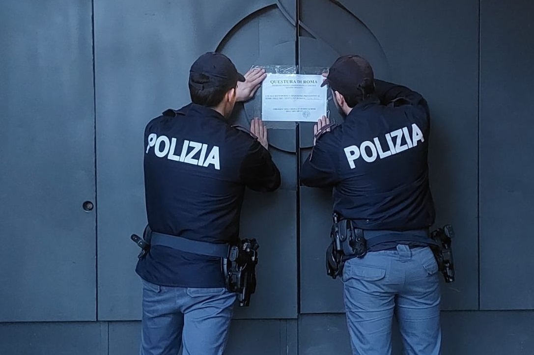 Via di fuga ostruite, il triplo dei clienti consentiti e planimetria difforme: sequestrato locale “in” al Colosseo