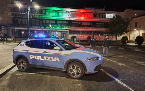 Viola il divieto di avvicinamento, arrestato