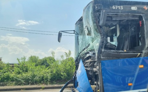 Violento tamponamento tra due bus Cotral, sette feriti