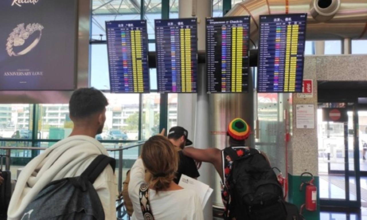 Voli cancellati per mancanza di carburante, Codici Lombardia: “Non è una circostanza eccezionale”