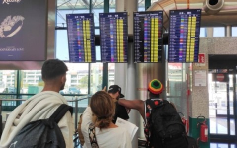 Voli cancellati per mancanza di carburante, Codici Lombardia: “Non è una circostanza eccezionale”