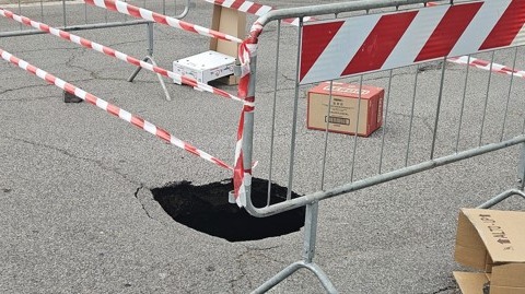 Voragine in via Guido Reni, l’ordinanza del sindaco