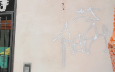 Writers scatenati nel centro storico, imbrattata via Peana