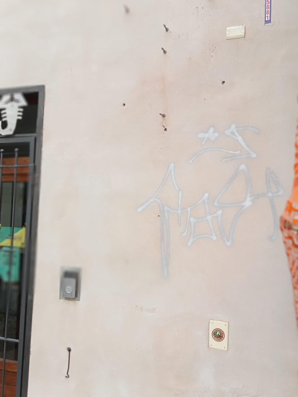 Writers scatenati nel centro storico, imbrattata via Peana