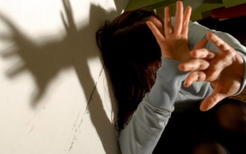 17enne denuncia una violenza sessuale in casa: sospetti su un coinquilino
