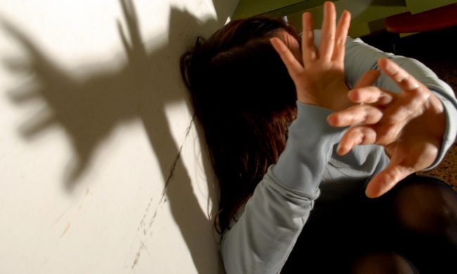 17enne denuncia una violenza sessuale in casa: sospetti su un coinquilino