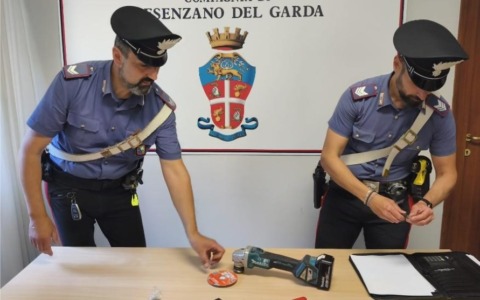 A bordo di una moto rubata con droga, arnesi da scasso e carte di credito clonate: arrestati due cittadini italiani