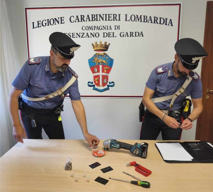 A bordo di una moto rubata con droga, arnesi da scasso e carte di credito clonate: arrestati due cittadini italiani