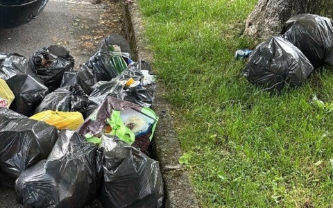 Abbandona rifiuti nel parcheggio, individuato e denunciato