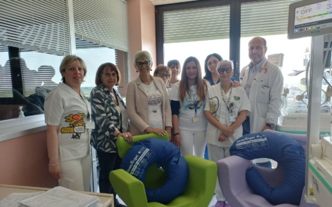 Abio Treviglio dona alla Asst Bergamo Ovest poltrone e cuscini per l’allattamento