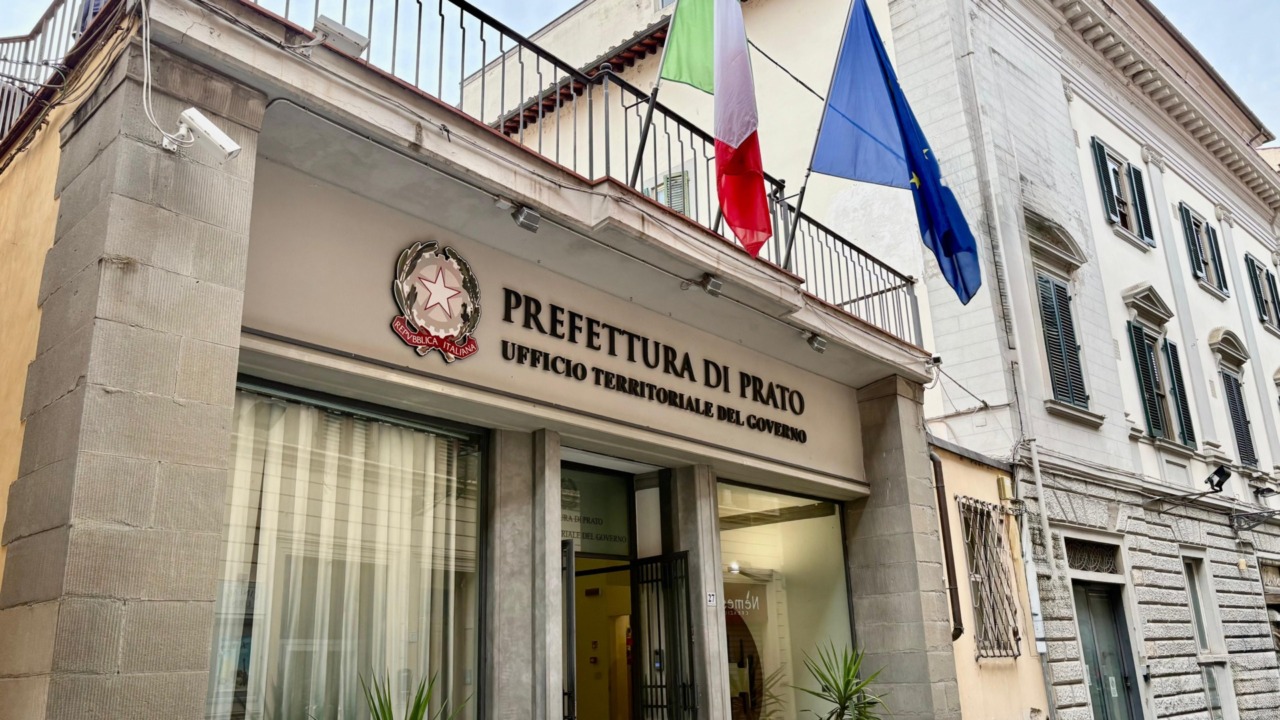 Accoltellato in piazza Mercatale, ecco il video delle telecamre – GUARDA –