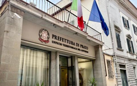 Accoltellato in piazza Mercatale, ecco il video delle telecamre – GUARDA –