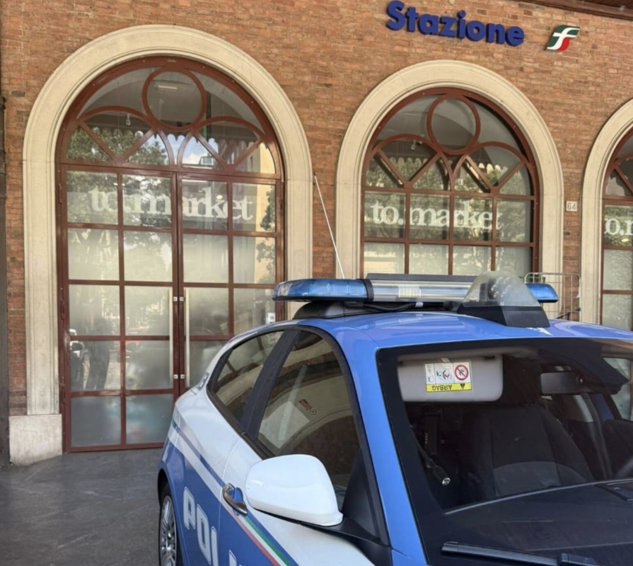 Aggredisce l’addetto al parcheggio della stazione e gli agenti di polizia: in manette un 24enne