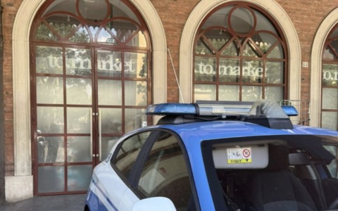 Aggredisce l’addetto al parcheggio della stazione e gli agenti di polizia: in manette un 24enne