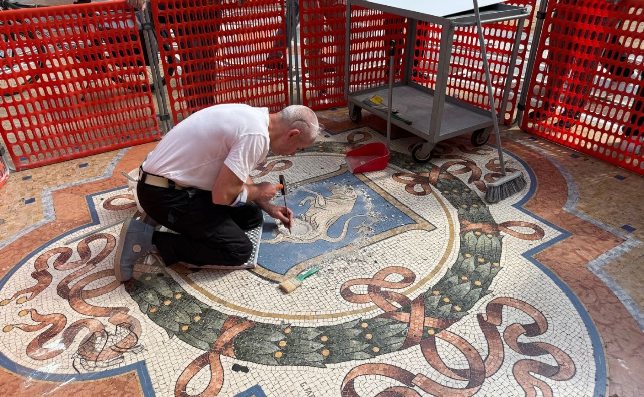 Al via il restauro del toro in Galleria consumato dalle “giravolte” dei turisti