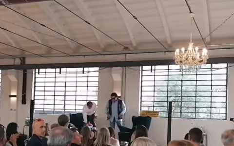 Alberto Tomba emoziona il pubblico a Lecco: “A Crans-Montana ho capito chi sarei diventato”
