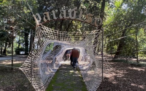 “Alice sull’Isola delle Meraviglie”: arte contemporanea in scena, tra sogno e realtà, sull’Isola del Garda