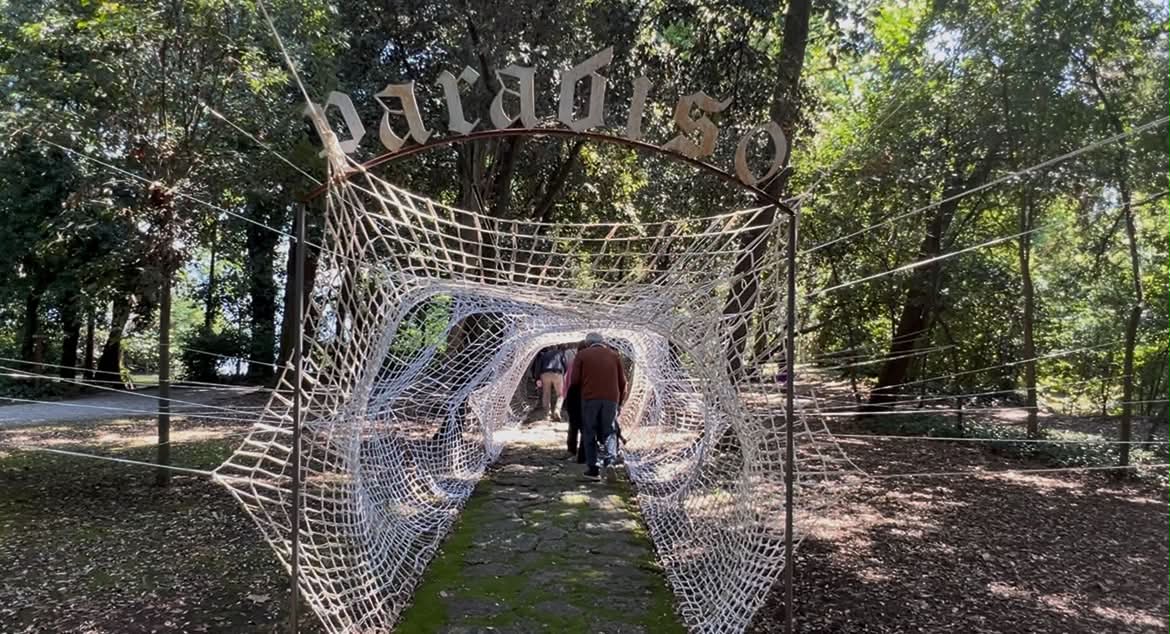 “Alice sull’Isola delle Meraviglie”: arte contemporanea in scena, tra sogno e realtà, sull’Isola del Garda