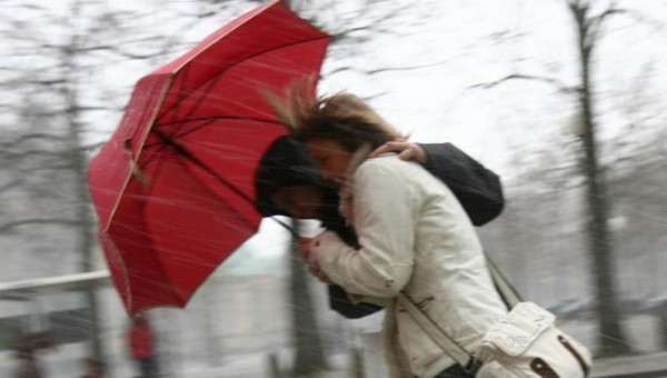 Allerta meteo arancione su Lecco: attesi venti forti fino a 90 km/h, martedì  chiusi i parchi cittadini