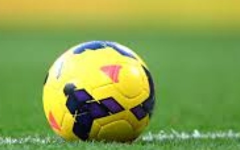 Arbitra di 16 anni insultata e padre aggredito sugli spalti