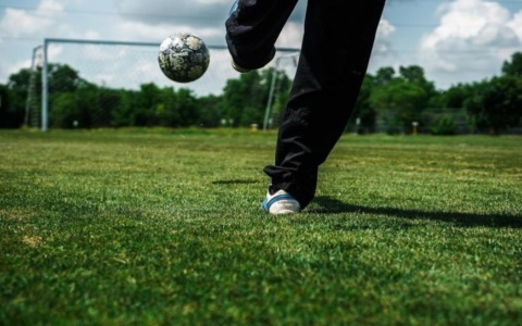 Arbitra di 16enne insultata e padre picchiato sugli spalti