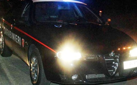 Arezzo, raid in una ditta di confezioni: via con decine di abiti firmati