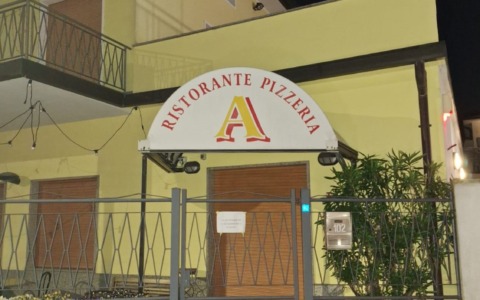Arrestato e già a piede libero il ladro che ha trascinato per strada il ristoratore con la sua auto