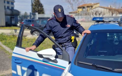 Arrestato il ladro che frugava nelle auto in Piazza Eroi