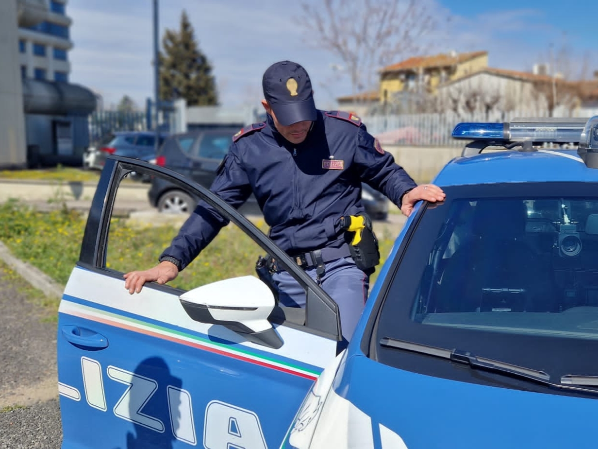 Arrestato il ladro che frugava nelle auto in Piazza Eroi