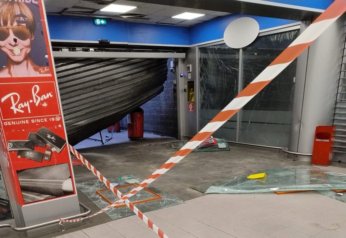Assalto con il pick-up alla gioielleria Corna di Mozzo: danni anche nei negozi vicini