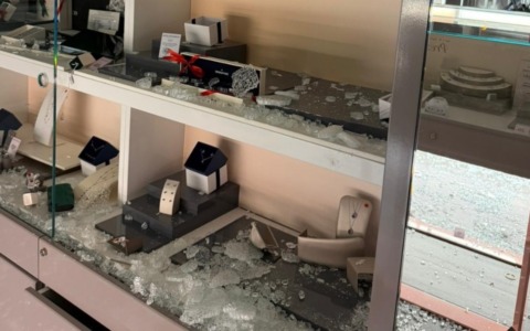 Assalto notturno al centro commerciale ” La Favorita”: gioielleria svaligiata, ladri fanno razzia di collane e bracciali