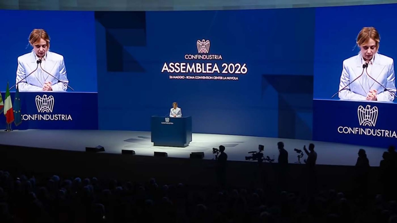Assemblea Confindustria con Mattarella e Meloni. La premier: “Europa gigante burocratico”. Orsini: “Salari troppo bassi”